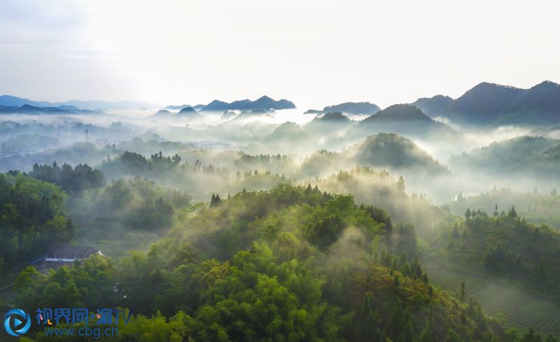 梁平區(qū)大觀鎮(zhèn)晨霧漫過沉睡的山川鄉(xiāng)野，好似人間仙境。攝影：熊偉