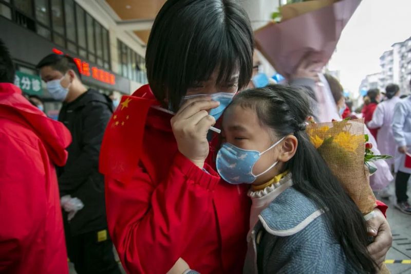 羅洪清10歲的女兒，看到媽媽后，跌跌撞撞奔向前，拉著媽媽的手再也不愿放開。