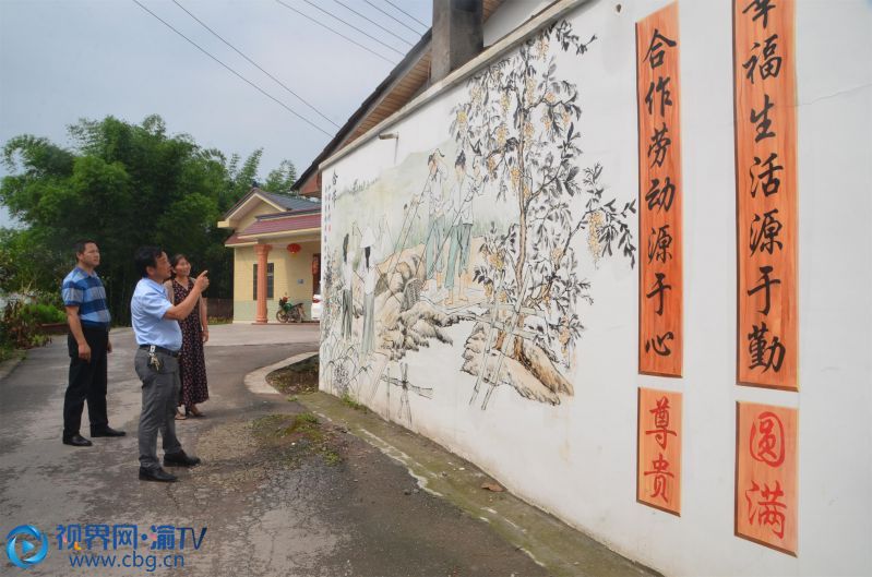 鎮(zhèn)村干部查看文化墻建設(shè)成效 （攝影 曹讓均）