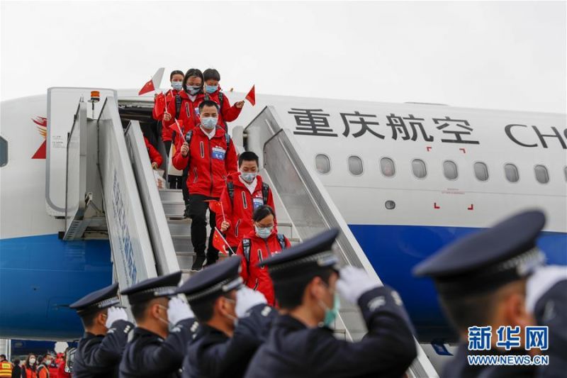 　3月29日，重慶支援湖北醫(yī)療隊(duì)最后一批返回隊(duì)員走下飛機(jī)。　　當(dāng)日，重慶市支援湖北省醫(yī)療隊(duì)最后一批313名隊(duì)員飛抵重慶江北國(guó)際機(jī)場(chǎng)。　　新華社發(fā)（黃偉 攝）