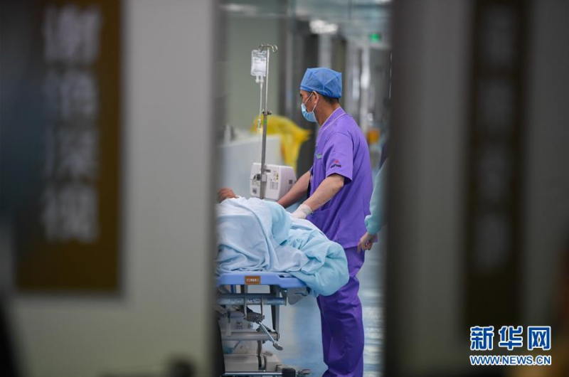 6月15日,工作人员在温岭市第一人民医院重症监护室忙碌。 6月13日下午4点40分左右,一辆满载液化石油气的槽罐车在浙江省温岭市G15沈海高速公路出口发生爆炸,引发周边民房及厂房倒塌,造成重大人员伤亡。目前,现场大规模搜救工作已基本结束,事故已造成20人死亡。 据统计,截至6月15日7时,当地多家医院共收治伤员185人,其中10人经抢救无效死亡,目前在医院救治175人,其中重伤人员24名。 新华社记者 黄宗治 摄