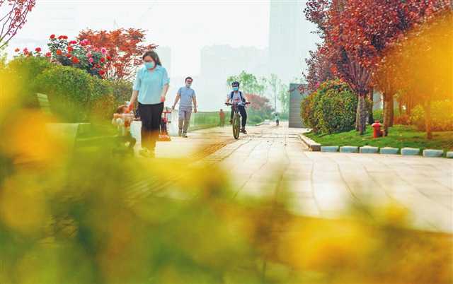     近日，小朋友在江北區(qū)北濱路新建成的漫步道上玩耍。