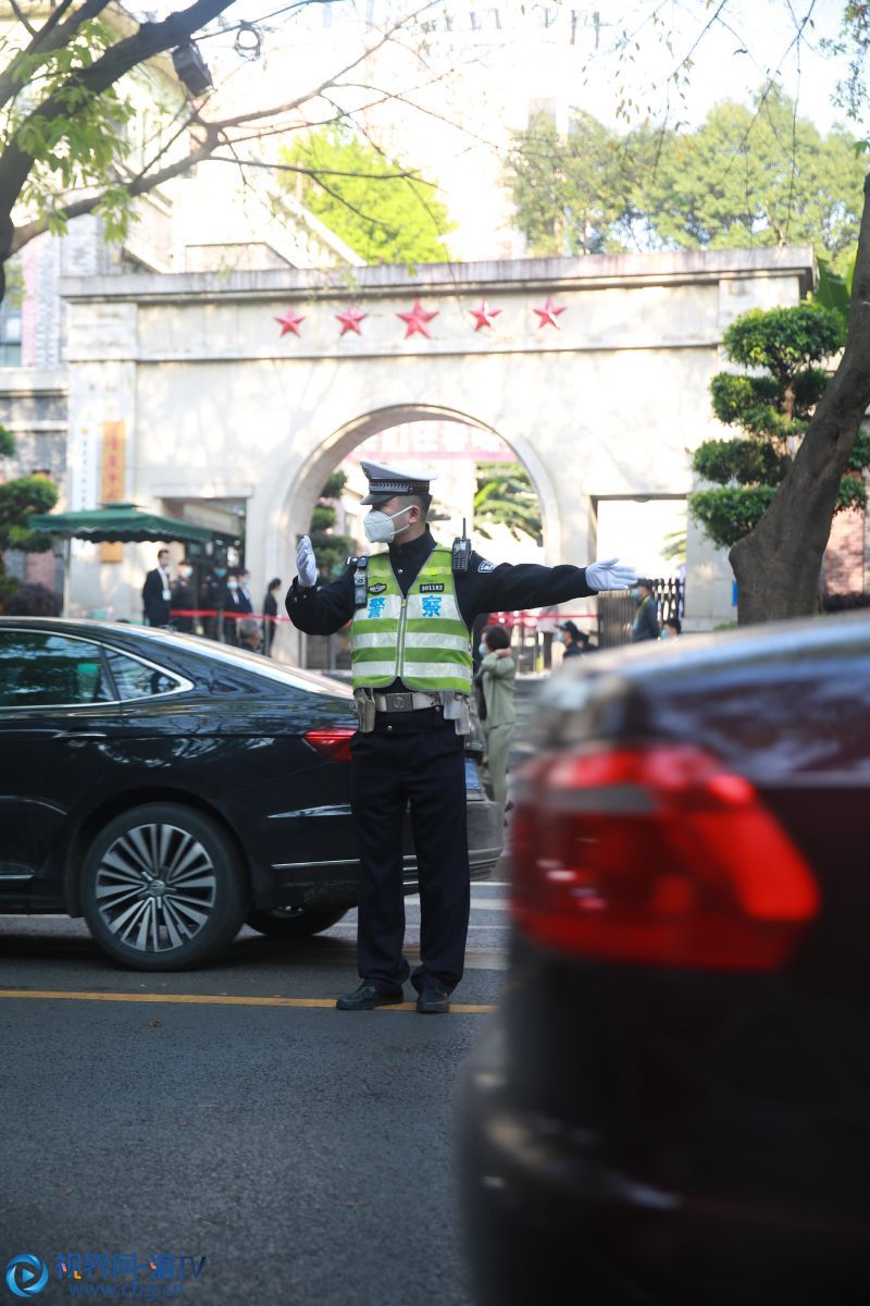 民警在人民小學(xué)門口執(zhí)勤（來源：渝中公安）