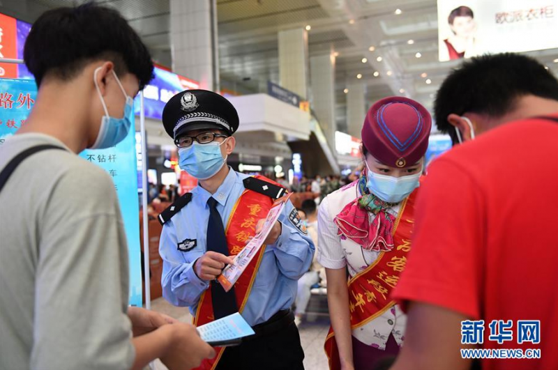 5月25日，在重庆北站北广场候车厅，铁路工作人员向候车旅客宣讲铁路安全知识和疫情防控知识。 随着新冠肺炎疫情防控形势持续向好，铁路出行旅客逐渐增多。当日，重庆铁路公安处联合重庆客运段、重庆车站在重庆北站组织开展铁路安全主题宣传活动，在为旅客提供乘车服务和帮助的同时，加强旅客疫情期间搭乘铁路出行的自我保护安全意识。 统计资料显示，重庆铁路部门从4月8日至今共计开行复工复产专列80趟次，列车恢复开行率94%。 新华社记者 唐奕 摄