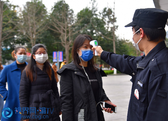 安保人員為顧客測量體溫