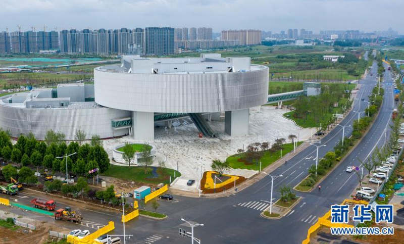 这是6月5日拍摄的南京江北新区市民中心（无人机照片）。新华社记者 李博 摄