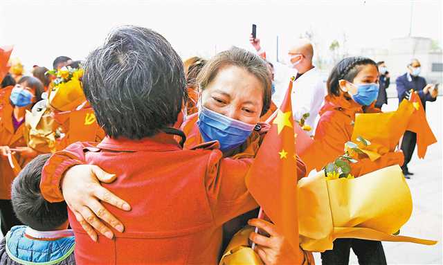     四月六日，兩江新區(qū)第一人民醫(yī)院，支援湖北醫(yī)療隊(duì)員擁抱親人。當(dāng)日，重慶市支援湖北第十七批醫(yī)療隊(duì)隊(duì)員結(jié)束十四天集中健康休養(yǎng)回家。特約攝影 鐘志兵