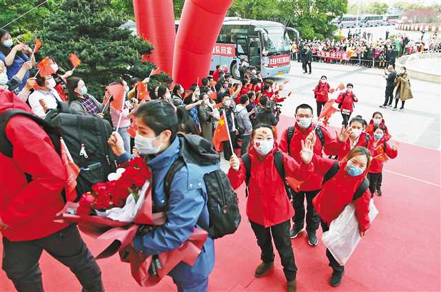 3月23日，在重庆海宇温泉大酒店，重庆赴孝感支援队首批669名队员回归，受到当地群众热烈欢迎。记者 卢越 摄