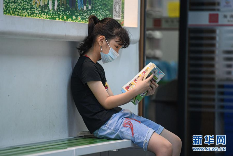 6月21日，小朋友在海南省图书馆阅读。 新华社记者 蒲晓旭 摄