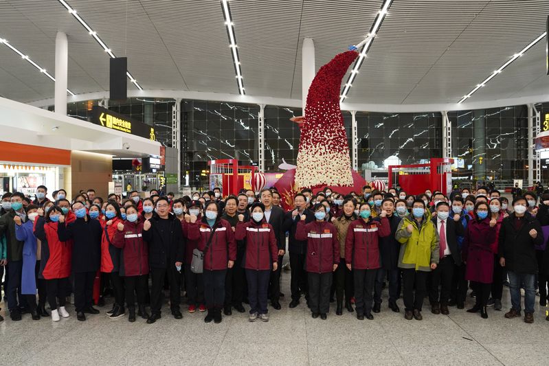 Medical team members pose for a photo at Chongqing Jiangbei International Airport in southwest China's Chongqing, Jan. 26, 2020. A team comprised of more than 130 medical workers from Chongqing left for Xiaogan City of Hubei Province to aid the novel coronavirus control efforts there. (Xinhua/Liu Chan)