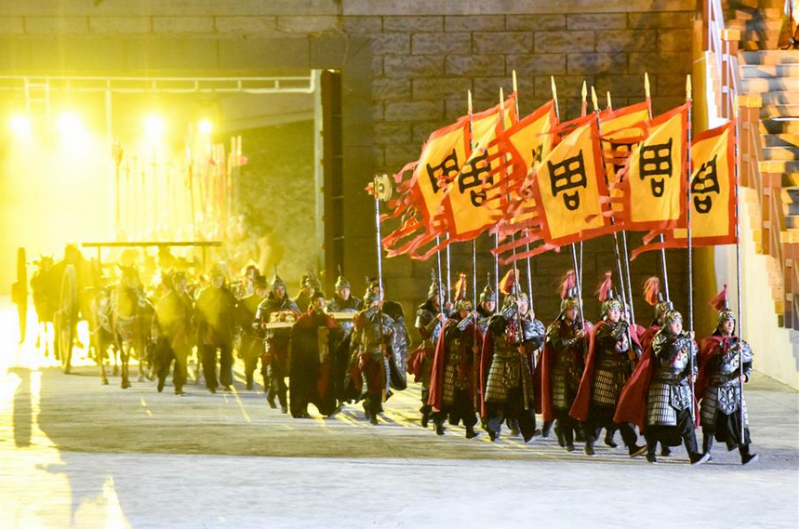 5月28日，演员在大型实景神话音乐剧《昆仑之约》中表演。 5月28日，新疆文化旅游新名片——大型实景神话音乐剧《昆仑之约》在乌鲁木齐南山景区上演。该剧融自然山水之美、艺术文化之光、现代科技之新于一体，为市民献上一场视听盛宴。 新华社记者 丁磊 摄 
