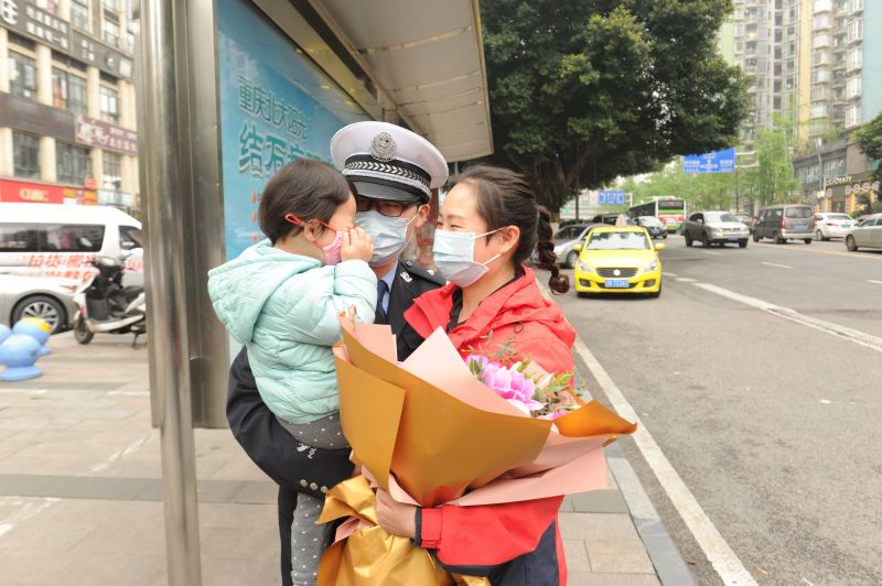 高元磊準(zhǔn)好鮮花攜女兒迎接凱旋的妻子唐甜