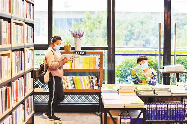 3月10日，北碚区新华书店，家长带着孩子选购图书。特约摄影 秦廷富