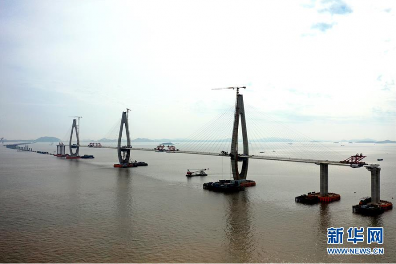6月2日拍摄的在建中的舟岱大桥项目主通航孔桥（无人机照片）。 在浙江省舟山市定海区马目海域，在建中的舟岱大桥初现雏形，各标段正全力冲剌。据了解，截至2020年5月底，浙江省交通集团宁波舟山港主通道项目工程中的舟岱大桥项目已累计完成形象进度76%。 新华社发（姚峰 摄）