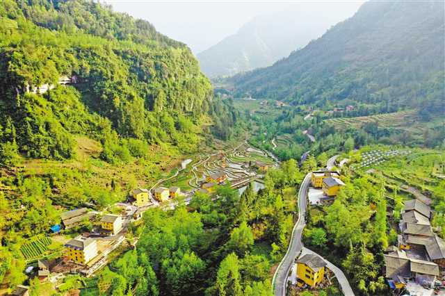 4月14日，中益鄉(xiāng)華溪村偏巖壩，一派生機(jī)盎然。 通訊員 馬培軍 攝