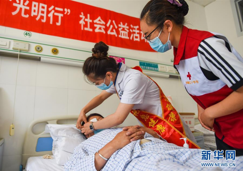 6月15日,在阿鲁科尔沁旗人民医院,护士为白内障患者检查康复情况。新华社记者 连振 摄