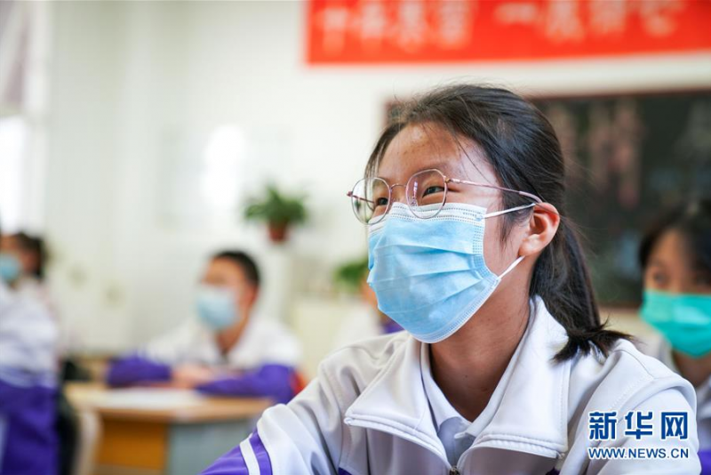 5月28日，哈尔滨市实验学校毕业年级的学生在教室中上课。 当日，黑龙江省初中毕业年级返校复课，有序恢复在校学习生活。 新华社记者王松摄
