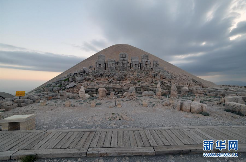 这是6月14日在土耳其阿德亚曼省内姆鲁特山拍摄的陵墓遗迹。 内姆鲁特山位于土耳其东南部阿德亚曼省,以其山顶的陵墓遗迹闻名,1987年被列入联合国教科文组织世界遗产名录。 新华社发(穆斯塔法·卡亚摄)