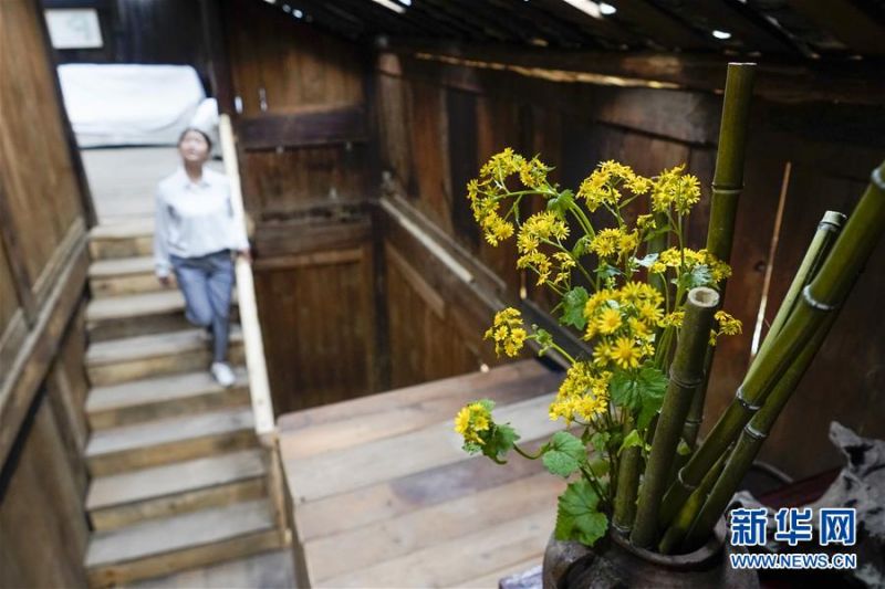 　　在城口县北屏乡松柏村，工作人员在一家特色民宿内巡查。新华社记者 刘潺 摄