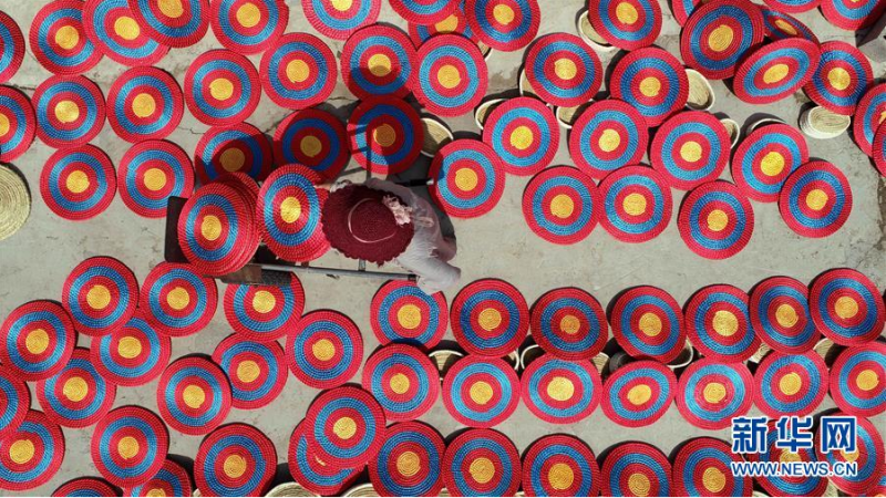 6月2日,山东省郯城县三强秸秆综合利用农民专业合作社社员在晾晒秸秆工艺品(无人机照片)。 麦收时节,山东省临沂市郯城县农民把收获的小麦等秸秆晾晒消毒后编制成精美的工艺品,既避免了秸秆焚烧造成的环境污染,又可增加收入。 近年来,当地政府因势利导,协调资金扶持创办多家草编合作社,通过网商、直播带货等渠道推销秸秆工艺品。目前,全县已注册成立秸秆工艺品公司、合作社70余家,年编织销售草编工艺品100多万件(套),带动当地10多个专业村上万名农民从事秸秆工艺品编织,助农民增收致富。 新华社发(房德华 摄)