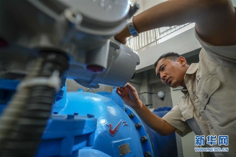 在新疆喀什地区城乡供水总水厂里,工作人员阿卜杜萨拉木·托合提玉苏普检查净化水设备(6月8日摄)。这些安全水将通过近112公里的主管道直达伽师县,供应当地居民用水。 新华社记者 赵戈 摄