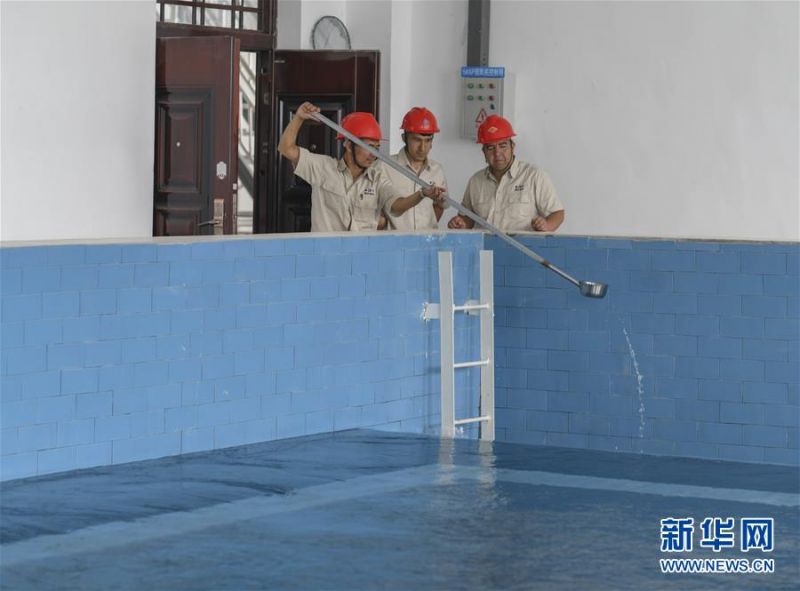 在新疆喀什地区城乡供水总水厂里,工作人员检查经过多次净化处理的安全水(6月8日摄)。这些安全水将通过近112公里的主管道直达伽师县,供应当地居民用水。 新华社记者 赵戈 摄