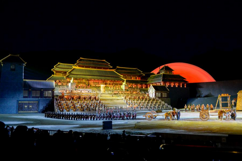 5月28日，演员在大型实景神话音乐剧《昆仑之约》中表演。 5月28日，新疆文化旅游新名片——大型实景神话音乐剧《昆仑之约》在乌鲁木齐南山景区上演。该剧融自然山水之美、艺术文化之光、现代科技之新于一体，为市民献上一场视听盛宴。 新华社记者 丁磊 摄 