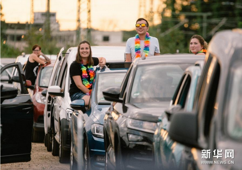 德国波恩市13日举办了一场夏夜汽车音乐会,吸引民众乘车前来体验。为确保防疫安全,所有进入音乐会现场的车辆要接受严格检查,民众在观看音乐会期间也要保持社交距离。