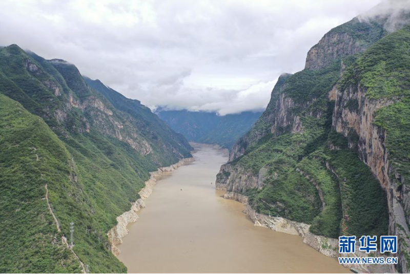 这是6月21日在重庆市巫山县拍摄的雨后巫峡，两岸碧山如画，云雾缭绕在其间（无人机照片）。新华社记者 黄伟摄