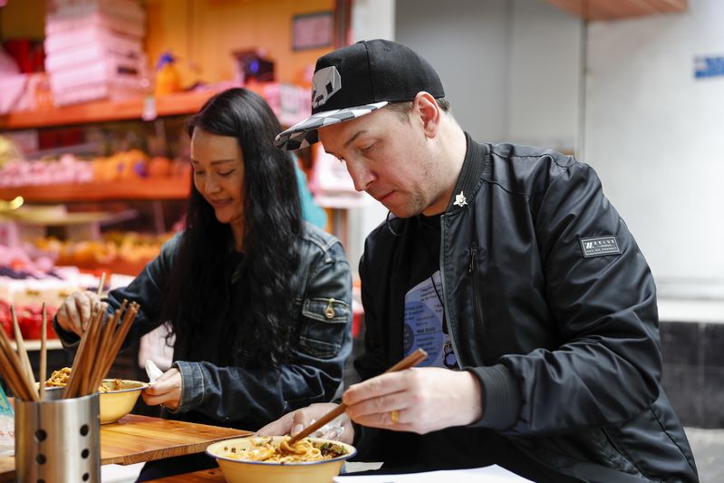 Jorah Kai Wood and his wife Wang Xiaolin have lunch at a noodle shop in southwest China's Chongqing Municipality, April 10, 2020. (Xinhua/Huang Wei)