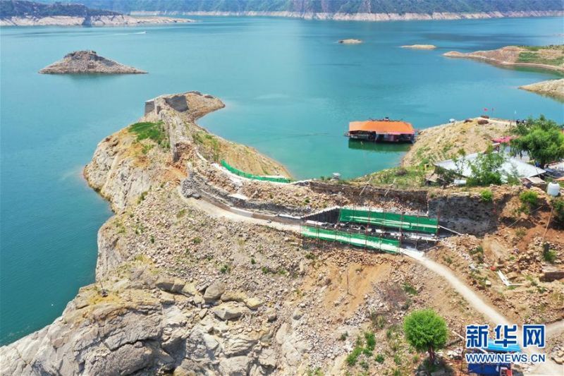 　这是6月19日拍摄的喜峰口西潘家口段长城正在修缮中的墙体（无人机照片）。 新华社记者 牟宇 摄