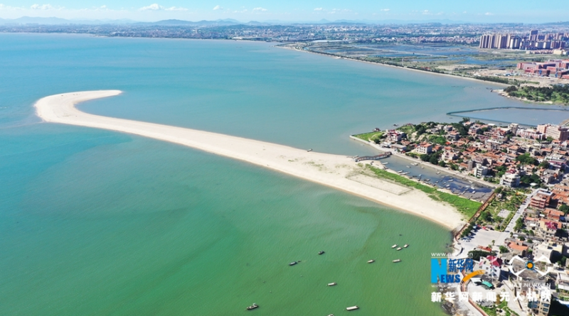 这条独特的“触角沙滩”，由风沙堆积而成，长约1700米（无人机拍摄）。新华网 王雄 摄 飞手 林楷煜