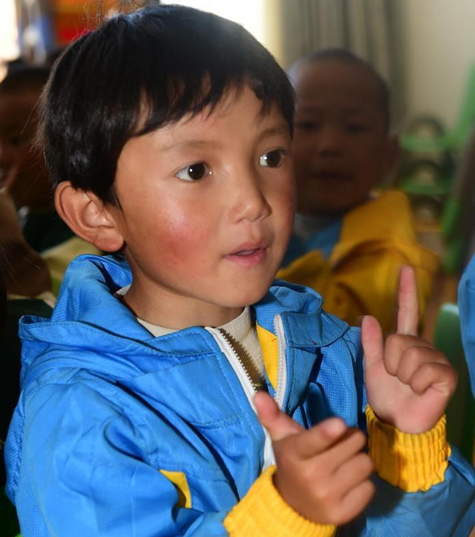 6月17日，桑珠孜区江当村幼儿园里的孩子在上课。 近年来，西藏日喀则市桑珠孜区重视幼教事业发展，大力兴建幼儿园，解决当地农牧民子女学前教育问题，目前全区入园率达到99.96%。 新华社发（索朗罗布 摄）