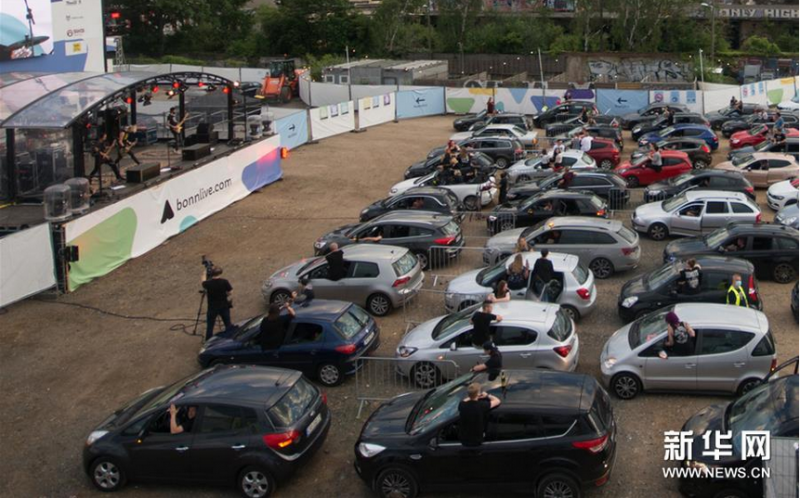 这是6月13日在德国波恩市拍摄的汽车音乐会现场。新华社发(唐颖摄)