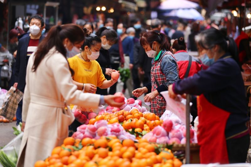 市民在長(zhǎng)壽區(qū)黃桷灣菜市場(chǎng)選購(gòu)水果