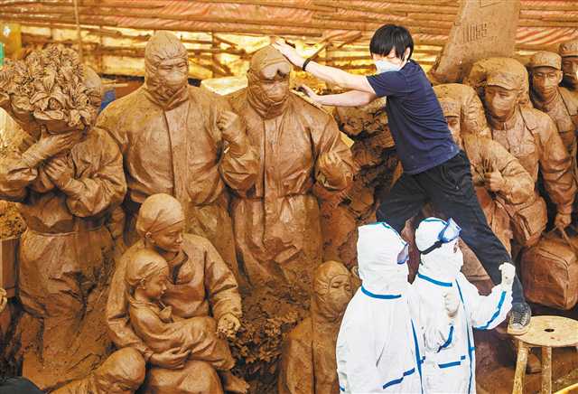    四月十六日，巴南區(qū)匯濱二路搪瓷廠，大型主題雕塑《冬去春來》創(chuàng)作現場。記者 龍帆 攝