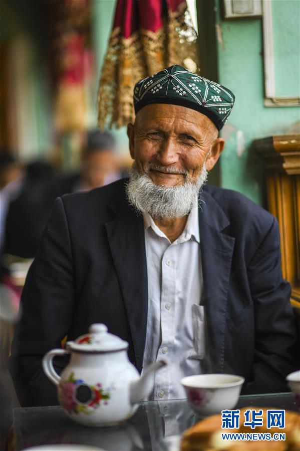 在新疆喀什老城的“百年茶馆”,当地居民司马义·达吾提正在喝茶(5月17日摄)。 新华社记者 赵戈 摄
