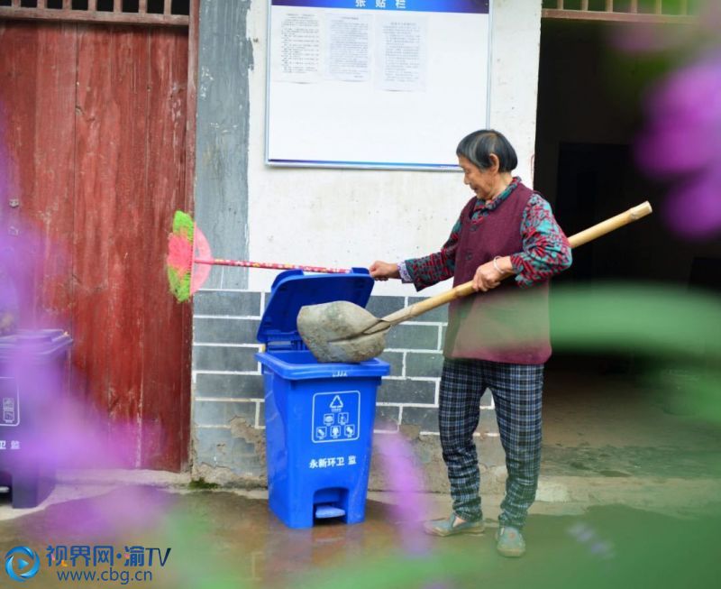 村民在清掃庭院。（攝影：成蓉）