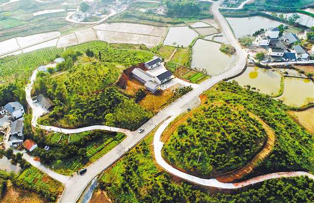 航拍的大足區(qū)龍水鎮(zhèn)車輔村，道路四通八達(dá)。2019年大足共建成“四好農(nóng)村路”626公里，實(shí)現(xiàn)行政村通暢率達(dá)100%，撤并村通達(dá)率達(dá)100%，通暢的道路助推鄉(xiāng)村產(chǎn)業(yè)蓬勃發(fā)展。（攝于1月7日）通訊員 黃舒 攝