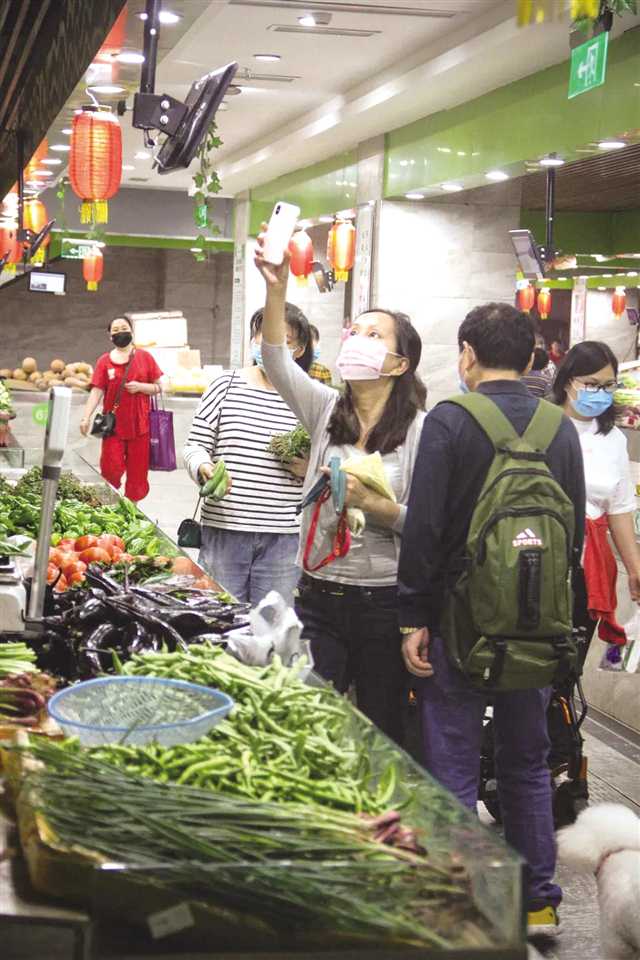 市民掃碼購(gòu)買蔬菜