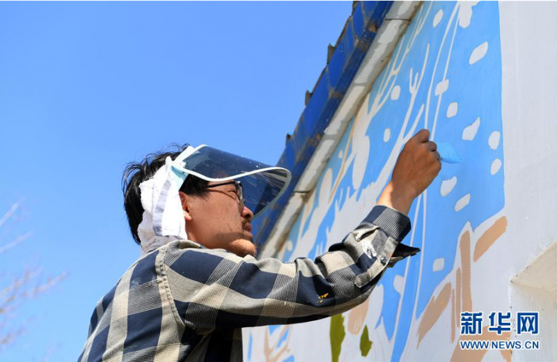 6月18日，一名吉林艺术学院学生在清水村进行涂鸦创作。 新华社记者 林宏 摄