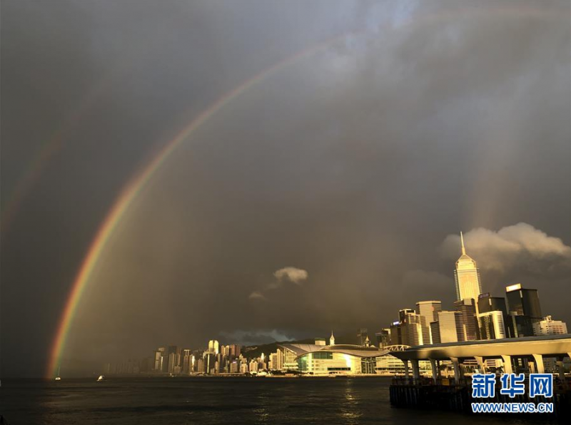 香港维多利亚港上空出现彩虹（6月16日摄）。 6月16日傍晚，雨后的香港维多利亚港上空出现彩虹，美丽景色吸引市民驻足拍照。 新华社记者 李钢 摄