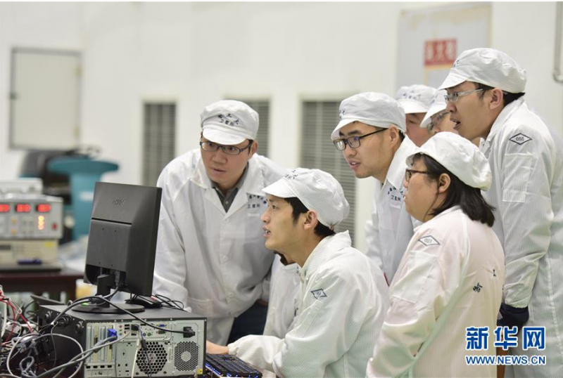哈尔滨工业大学紫丁香学生微纳卫星团队工作照（资料照片）。新华社发