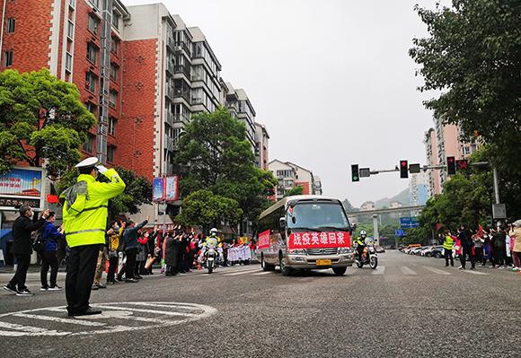 民警向援鄂醫(yī)務(wù)人員敬禮