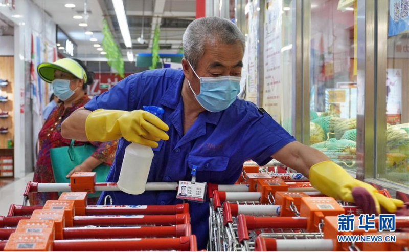 6月15日,丰台区东高地街道一家超市的工作人员在进行环境消毒工作。新华社记者 李欣 摄