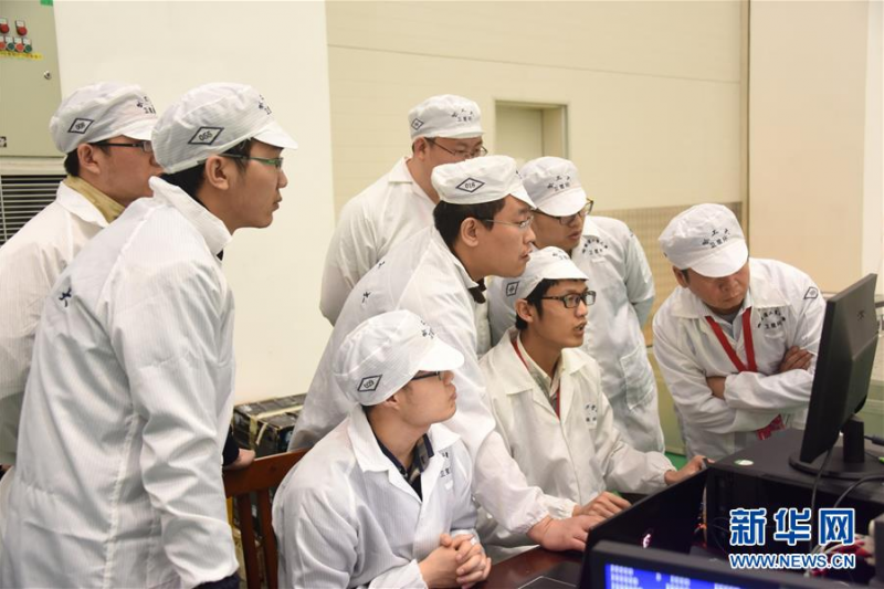 哈尔滨工业大学紫丁香学生微纳卫星团队工作照（资料照片）。新华社发