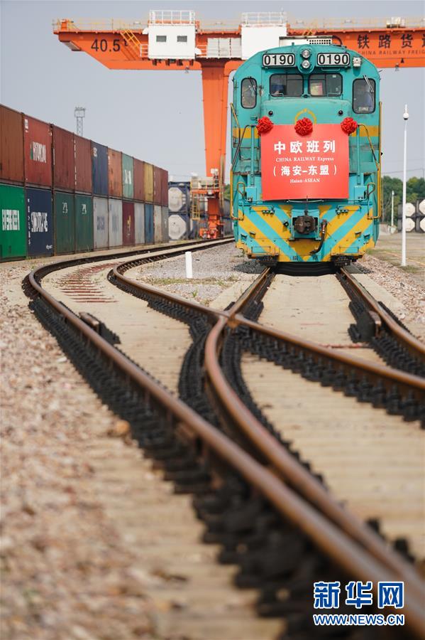 5月26日，在中国铁路上海局集团有限公司海安物流基地，中欧班列（海安—东盟）准备出发。　　当日，一列满载工业机械零配件、纺织品、光伏产品等货物的中欧班列（海安—东盟）从江苏海安出发，开往越南河内。这标志着长三角地区至东盟的国际货运班列正式开行。 新华社记者 季春鹏 摄