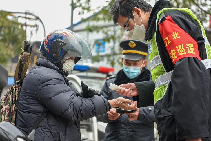 體溫檢測 熊桂華 攝