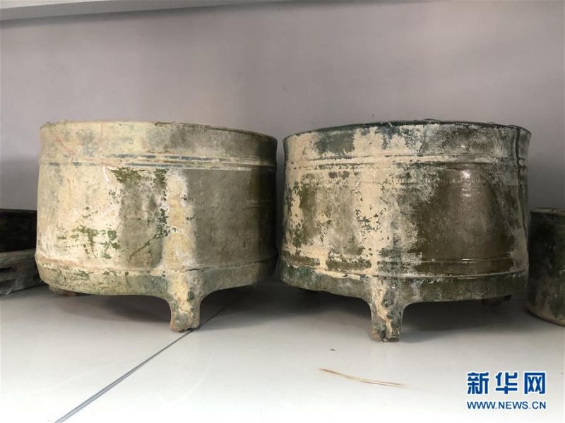 　黄河边大型古墓群出土的秦汉时期的带釉陶瓷（5月23日摄）。 新华社记者 李丽静 摄