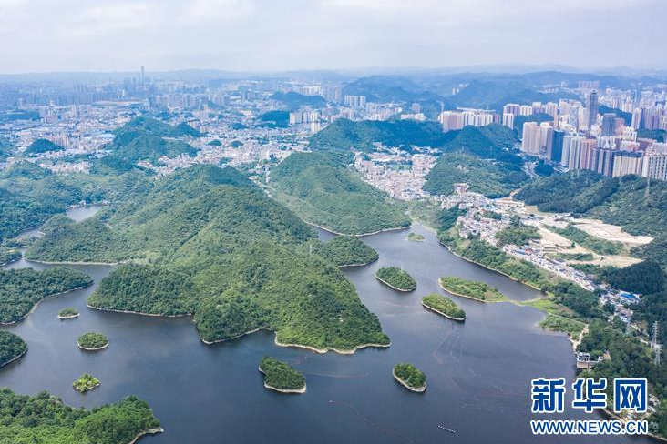 6月2日拍摄的贵阳市阿哈湖国家湿地公园（无人机照片）。 初夏时节，贵州省贵阳市阿哈湖国家湿地公园草木苍翠，风景如画，吸引人们前来休闲游玩。 新华社记者 陶亮 摄